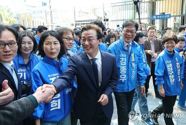 더불어민주당 전재수 의원이 2일 오전 부산 동구 해양수산부 청사에서 부산시장 출마 선언을 마친 뒤 지지자와 인사하고 있다. 2026.4.2 [사진=연합뉴스]