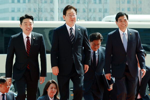 이재명&nbsp;대통령이 2일 추가경정예산안 시정연설을 위해 도착한 국회에서 사전 환담장으로 이동하고 있다. [사진=연합뉴스]