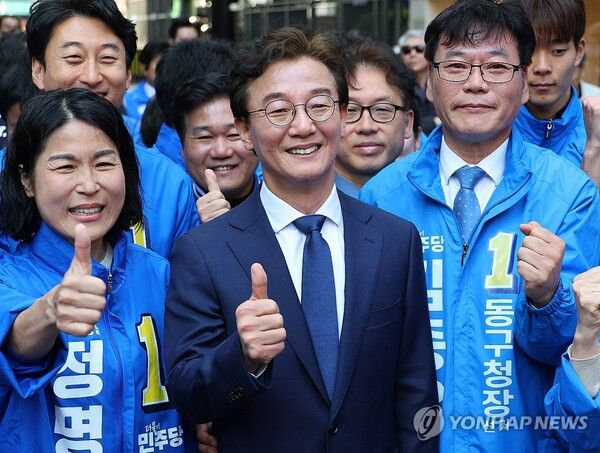 더불어민주당 전재수 의원이 2일 오전 부산 동구 해양수산부 청사에서 부산시장 출마 선언을 마친 뒤 구청장 출마 민주당 후보들과 사진을 찍고 있다. 2026.4.2 [사진=연합뉴스]