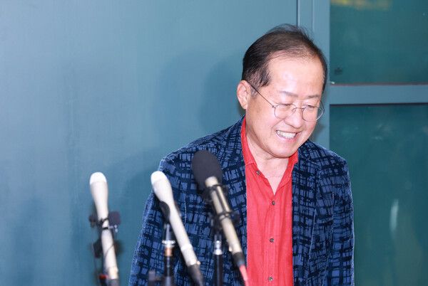 홍준표 전 대구시장은 2일 자신의 페이스북에 김부겸 전 국무총리를 지지한다는 글을 올렸다. [사진=연합뉴스]