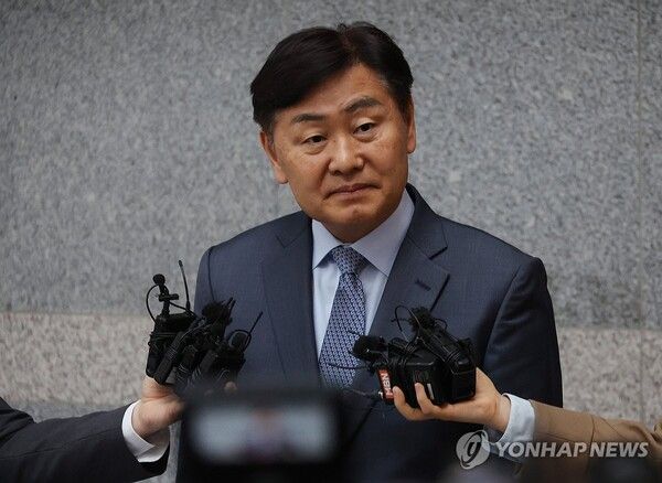 '돈 봉투 살포 의혹'에 휩싸인 김관영 전북특별자치도지사가 1일 도청에서 취재진에게 