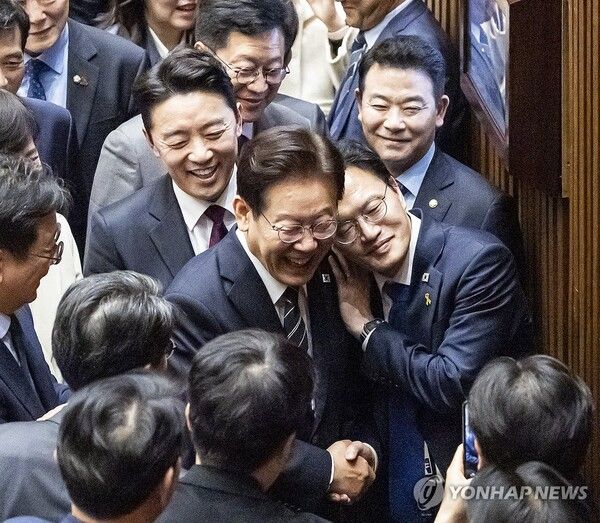 이재명 대통령이 2일 국회에서 2026 추가경정예산안 시정연설을 마친 뒤 더불어민주당 의원들과 인사하며 본회의장을 떠나고 있다. 2026.4.2 [국회사진기자단]