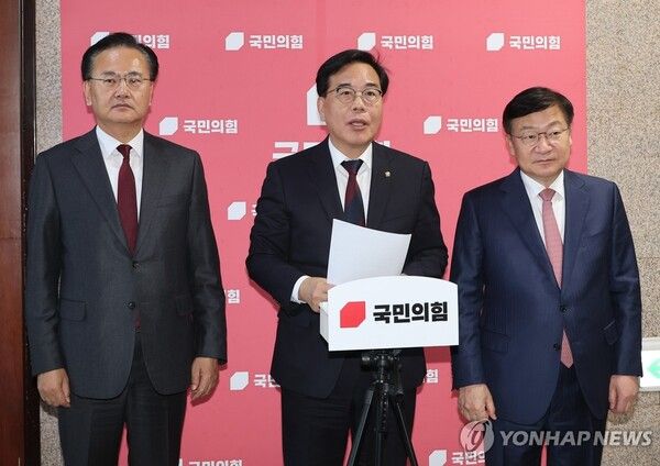 국민의힘&nbsp;송언석&nbsp;원내대표가 2일 국회에서 이재명 대통령의 추가경정예산 시정연설과 관련한 입장을 밝히고 있다. 왼쪽은 유상범 원내운영수석부대표. 오른쪽은 정점식 정책위의장. [사진=연합뉴스]