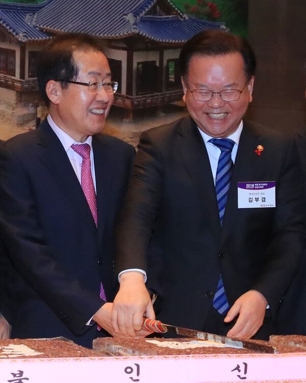 2018년 1월 8일 당시 자유한국당 홍준표 대표(왼쪽)와 김부겸 행정안전부 장관이 서울 태평로 한국프레스센터에서 열린 재경 대구-경북인 신년교례회에서 건배를 한 뒤 대화하고 있는 모습. [사진=연합뉴스]