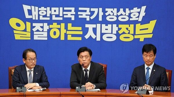 더불어민주당 조승래 사무총장이 1일 국회에서 열린 비공개 최고위원회의를 마친 뒤 결과를 발표하고 있다.민주당은 이날 금품 제공 의혹이 파악된 김관영 전북도지사에 대해 최고위원 만장일치로 제명한다고 밝혔다. 2026.4.1 [사진=연합뉴스]