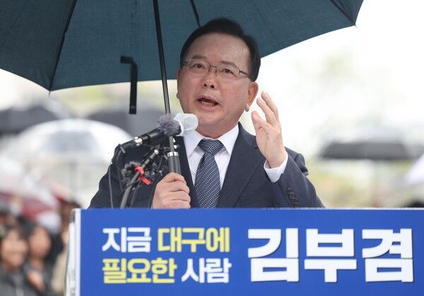 더불어민주당 소속&nbsp;김부겸&nbsp;전 국무총리가 30일 오후 대구 중구 동성로 2·28기념중앙공원에서 대구시장 선거 출마를 밝히고 있다. [사진=연합뉴스]