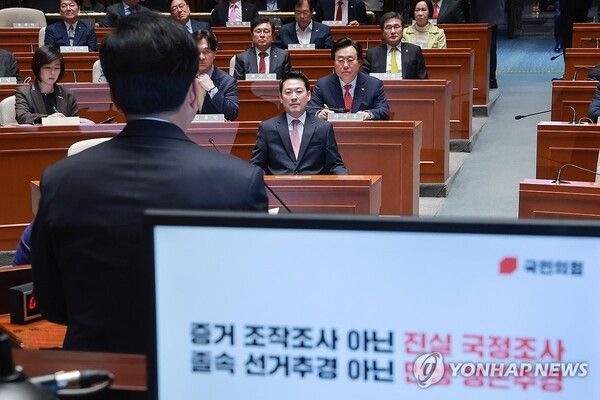 국민의힘 장동혁 대표가 31일 국회에서 열린 의원총회에 참석해&nbsp;송언석&nbsp;원내대표 발언을 듣고 있다. [사진=연합뉴스]