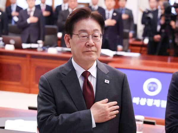 이재명&nbsp;대통령이 1일 청와대에서 열린 비상경제점검회의에서 국기에 경례하고 있다. [사진=연합뉴스]