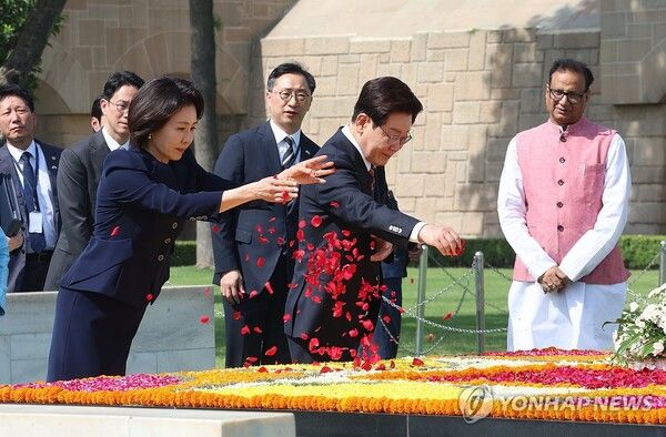 이재명 대통령과 김혜경 여사가 20일(현지시간) 인도 뉴델리 간디 추모공원에서 헌화하고 있다.[사진=연합뉴스]