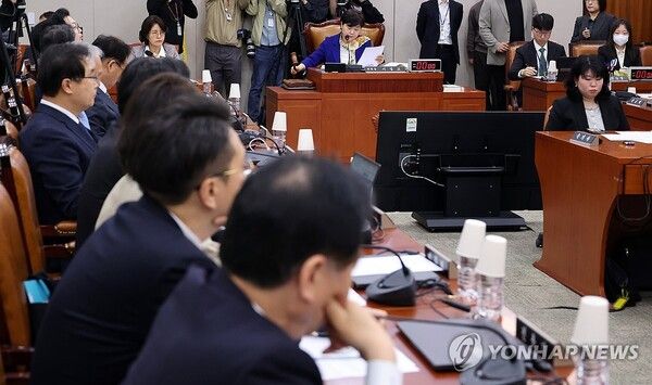 서영교 위원장이 20일 국회에서 열린 '윤석열 정권 정치검찰 조작기소 의혹 사건 진상규명' 국정조사특별위원회에서 감사원·금융감독원 현장조사 실시의 건을 의결하고 있다. 2026.4.20 [사진=연합뉴스]