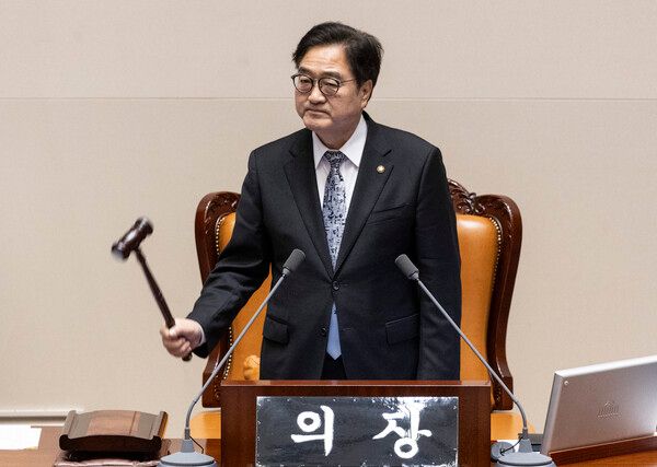 우원식&nbsp;국회의장이 4월 10일 국회에서 열린&nbsp;본회의에서 정부가 제출한 '26.2조' 규모의 추가경정예산 통과를 선포하고 있다. [사진=연합뉴스]