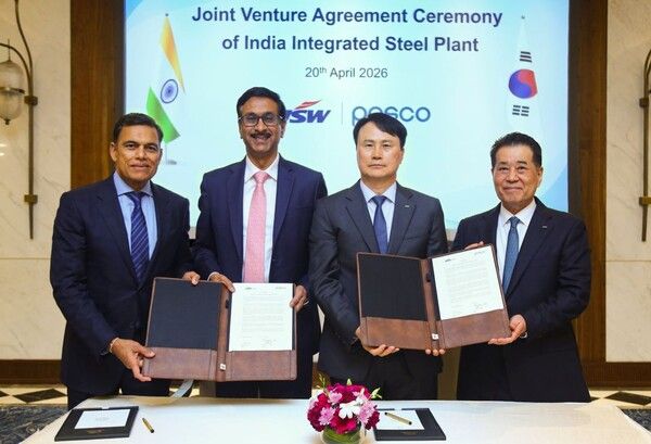 포스코가 20일 인도 1위 철강사 JSW스틸과 일관제철소 건설을 위한 합작투자계약(JVA)을 체결했다. (사진 오른쪽부터 장인화 포스코그룹 회장, 이희근 포스코 사장, 자얀트 아차리야(Jayant Acharya) JSW스틸 사장, 사잔 진달(Sajjan Jindal) JSW그룹 회장) / 사진=포스코