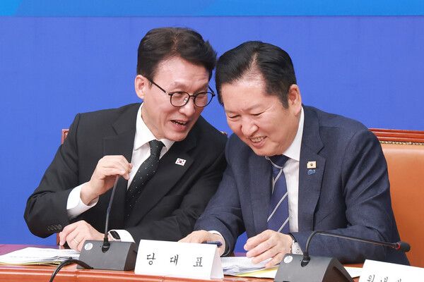 &nbsp;김민석&nbsp;국무총리(왼쪽)와 더불어민주당&nbsp;정청래&nbsp;대표가 3월 22일 국회에서 열린 고위당정협의회에 참석해 비공개 전환을 기다리며 대화하고 있다. [사진=연합뉴스]