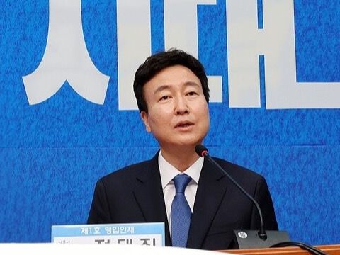 더불어민주당 인재영입 1호 전태진 변호사가 17일 국회에서 열린 1차 인재영입식에서 인사말을 하고 있다. 전 변호사는 김상욱 의원의 울산시장 선거 출마로 오는 6월 치러지는 울산 남갑 국회의원 보궐선거에 더불어민주당 후보로 출마할 예정이다. 2026.4.17 [사진=연합뉴스]