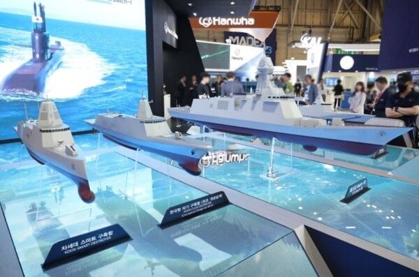 한국형 차기 구축함(KDDX) 등 한화오션의 수상함 함정모형. [사진=한화오션]