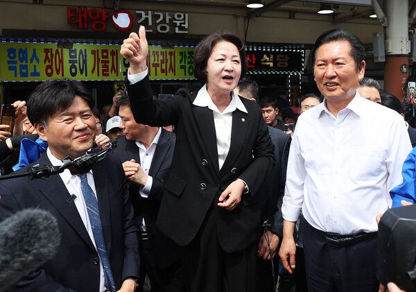 더불어민주당 추미애 경기도지사 후보가 정청래 당 대표,&nbsp;김용&nbsp;전 민주연구원 부원장 등과 19일 경기도 성남시 모란민속5일장을 방문해 발언하고 있다. [사진=연합뉴스]