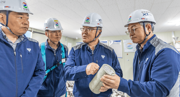 GS건설 김태진 사장(사진 오른쪽 두번째)&nbsp;아파트 현장을 방문해 강도 시험용 콘크리트 샘플을 점검하고 있다.[사진=GS건설]