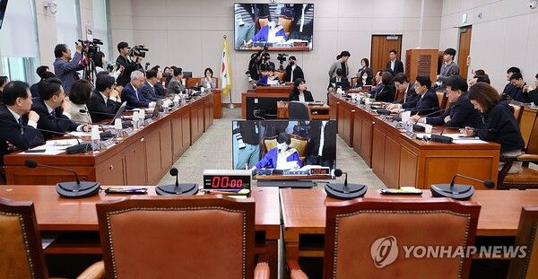 서영교 위원장이 20일 국회에서 열린 '윤석열 정권 정치검찰 조작기소 의혹 사건 진상규명' 국정조사특별위원회에서 감사원·금융감독원 현장조사 실시의 건을 의결하고 있다. 2026.4.20 [사진=연합뉴스]