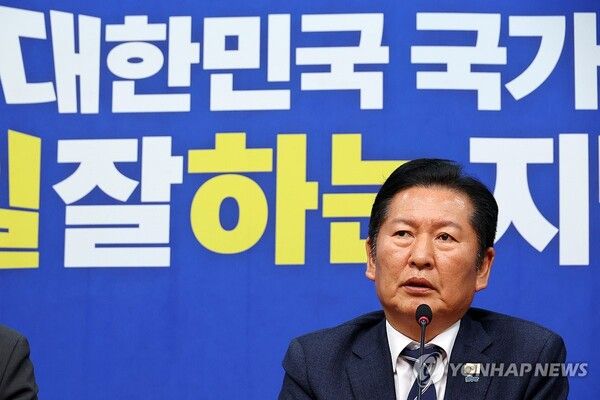 더불어민주당 정청래 대표가 20일 국회에서 긴급 기자회견을 열고 