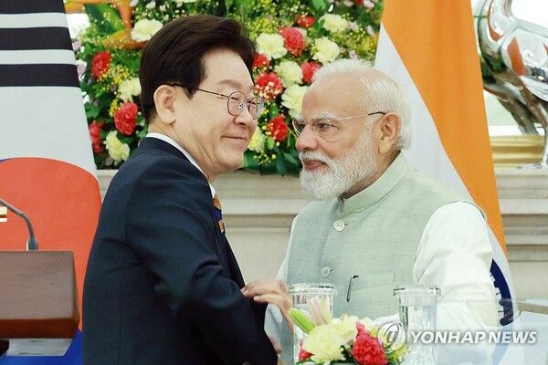 이재명 대통령과 나렌드라 모디 인도 총리가 20일(현지시간) 뉴델리 영빈관에서 공동언론발표 후 인사하고 있다.[사진=연합뉴스]