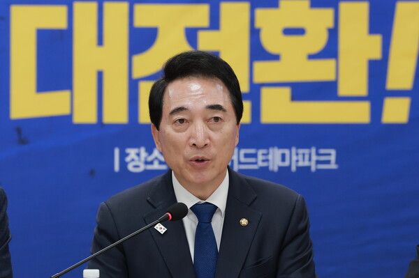 박수현 민주당 충남지사 후보는 20일 라디오 인터뷰에서 자신의 의원직 사퇴 이후 빈자리인 충남 공주·부여·청양 지역구에 윤석열 전 대통령의 비서실장이었던 정진석 전 의원이 출마할 수 있다는 목소리에 대해 