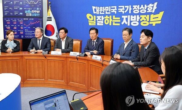 더불어민주당 정청래 대표가 20일 국회에서 긴급 기자회견을 열고 