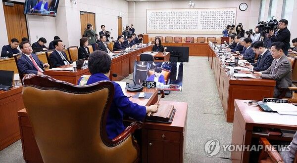 서영교 위원장이 20일 국회에서 열린 '윤석열 정권 정치검찰 조작기소 의혹 사건 진상규명' 국정조사특별위원회에서 증인·참고인 추가 출석 요구의 건을 처리하고 있다. 2026.4.20 [사진=연합뉴스]