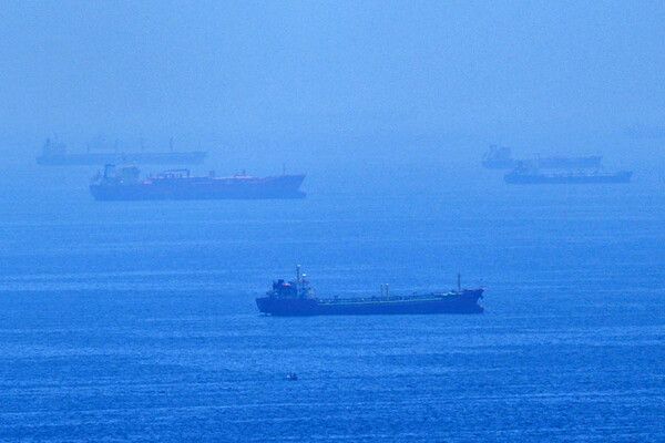 호르무즈 해협에 닻을 내리고 멈춰 있는 선박들. [사진=AP=연합뉴스]