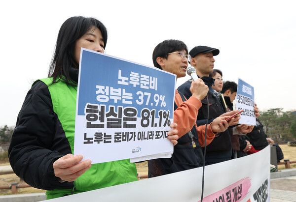 도급제 근로자 적용 여부와 인상 폭을 둘러싼 갈등 속에 최저임금위원회가 내년도 최저임금 심의를 본격 시작했다. 사진은 지난 3월 30일 서울 종로구 청와대 인근에서 열린 민주노총 공공운수노조의 '플랫폼노동자 최저임금 투쟁선포 기자회견'에서 참가자들이 손팻말을 들고 있다.