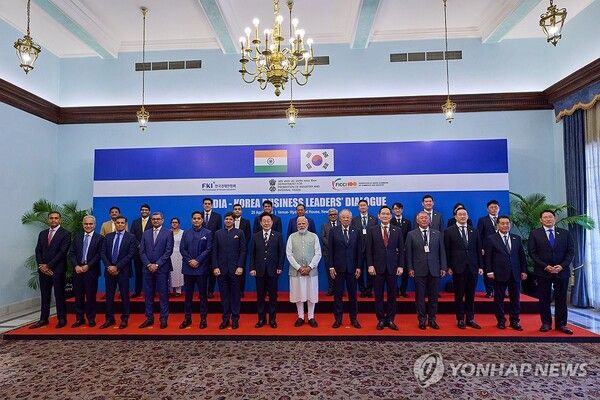 이재명 대통령과 나렌드라 모디 인도 총리가 20일(현지시간) 뉴델리 총리 청사에서 열린 한-인도 경제인 대화 참석자들과 기념촬영을 하고 있다 [사진=연합뉴스]