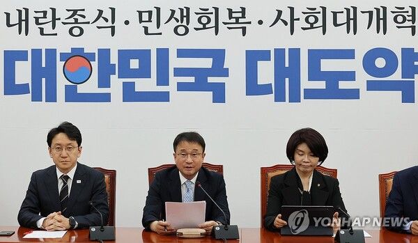 더불어민주당 한병도 원내대표(가운데)가 21일 국회에서 열린 원내대책회의에서 발언하고 있다. 2026.4.21 [사진=연합뉴스]