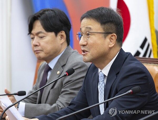 더불어민주당 한병도 원내대표가 21일 국회에서 열린 현안 관련 기자회견에서 발언하고 있다. 김병기 전 원내대표의 사퇴로 보궐 선거를 통해 선출돼 101일간 민주당을 이끌었던 한 원내대표는 오는 5월 열리는 차기 민주당 원내대표 선거에 출마하기 위해 이날 원내대표직에서 사퇴했다. 2026.4.21 [사진=연합뉴스]