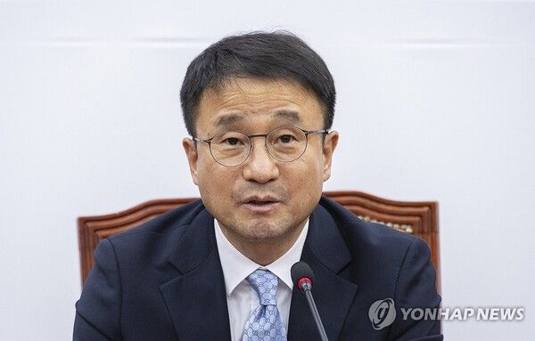 더불어민주당 한병도 원내대표가 21일 국회에서 열린 현안 관련 기자회견에서 발언하고 있다. 김병기 전 원내대표의 사퇴로 보궐 선거를 통해 선출돼 101일간 민주당을 이끌었던 한 원내대표는 오는 5월 열리는 차기 민주당 원내대표 선거에 출마하기 위해 이날 원내대표직에서 사퇴했다. 2026.4.21 [사진=연합뉴스]