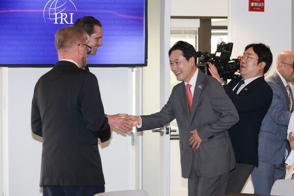 미국을 방문 중인 국민의힘&nbsp;장동혁&nbsp;대표가 15일(현지시간) 워싱턴DC 국제공화연구소(IRI)를 방문하고 있다. [사진=국민의힘 제공. 재판매 및 DB 금지]