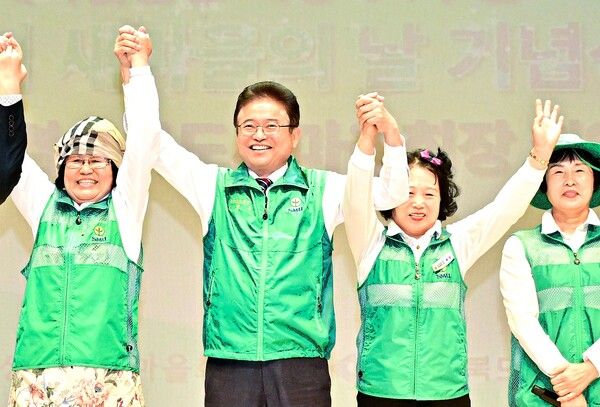 도지사 재직 시 새마을의 날 기념식장에서의 이철우&nbsp;국민의힘 경북도지사 후보와 새마을회원들 / 사진=이철우 경북도지사 후보 캠프