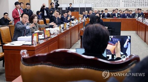 국민의힘 위원들이 21일 국회 '윤석열 정권 정치검찰 조작기소 의혹 사건 진상규명' 국정조사특별위원회에서 열린 서해 공무원 피격·통계조작·'윤석열 명예훼손' 허위보도 조작기소 의혹 사건에 대한 청문회에서 서영교 위원장의 의사 진행에 항의하고 있다. 2026.4.21 [사진=연합뉴스]