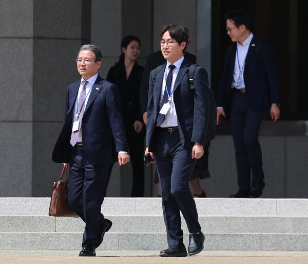 &nbsp;이재명 대통령의 인도·베트남 순방을 동행 수행하는 김용범 정책실장과&nbsp;하정우&nbsp;AI미래기획수석이 19일 성남 서울공항에서 공군 1호기로 향하고 있다. [사진=연합뉴스]