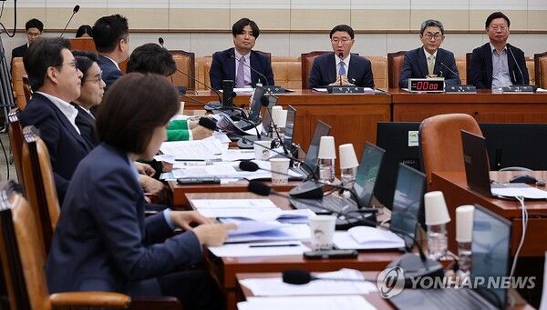 22일 국회 법제사법위원회 전체회의에서 열린 집단소송법 제정 관련 공청회에서 진술인들이 의견을 밝히고 있다.이날 공청회에는 권용수 건국대 교수, 변웅재 강남대 교수, 최경진 가천대 교수, 한경수 변호사가 참석했다. 2026.4.22 [사진=연합뉴스]