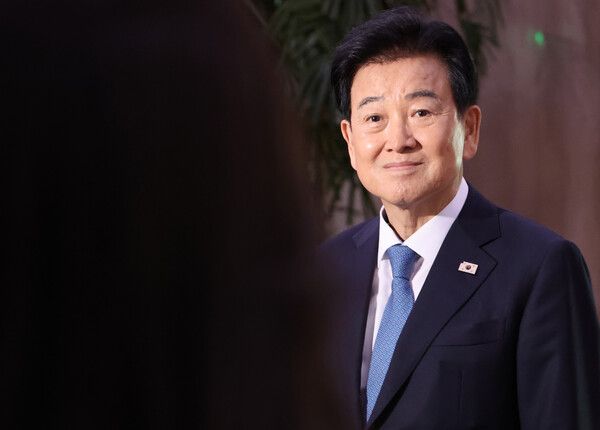 정동영&nbsp;통일부 장관이 20일 오후 외부 일정을 마친 뒤 서울 광화문 정부서울청사에 도착, 집무실로 향하던 중 기자들의 질문을 받고 있다. 2026.4.20