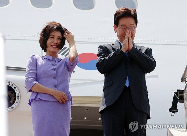 인도 국빈방문을 마치고 베트남으로 향하는 이재명 대통령과 김혜경 여사가 21일(현지시간) 뉴델리 팔람 공군기지 공군 1호기에 탑승하며 환송객에게 인사하고 있다.[사진=연합뉴스]