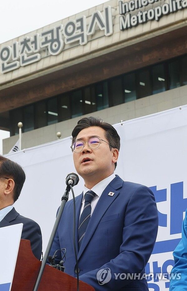 더불어민주당 박찬대 의원이 22일 인천시청 앞 광장에서 인천시장 출마 선언을 하고 있다. 2026.4.22 [사진=연합뉴스]