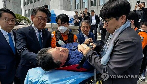 더불어민주당 안호영 의원이 단식 12일째가 되는 22일 국회 본청 앞 천막 농성장에서 병원으로 이송되고 있다 [사진=연합뉴스]