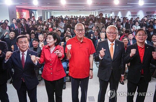 3선에 도전하는 박형준 부산시장이 28일 부산진구 부전동의 한 빌딩에서 경선 사무소 개소식을 열고 정의화 전 국회의장, 국민의힘 국회의원과 파이팅을 외치고 있다.[연합뉴스]