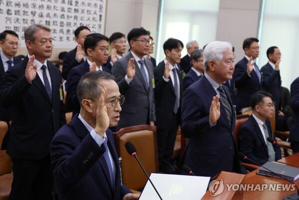 21일 국회 '윤석열 정권 정치검찰 조작기소 의혹 사건 진상규명' 국정조사특별위원회에서 열린 서해 공무원 피격·통계조작·'윤석열 명예훼손' 허위보도 조작기소 의혹 사건에 대한 청문회에서 김규현 전 국가정보원장 등이 증인선서를 하고 있다. 2026.4.21 [사진=연합뉴스]