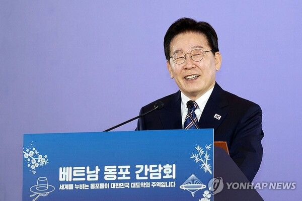 베트남을 국빈 방문 중인 이재명 대통령이 22일(현지시간) 하노이의 한 호텔에서 열린 동포간담회에서 인사말을 하고 있다.[사진=연합뉴스]