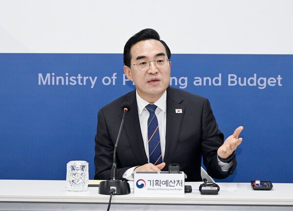 박홍근 기획예산처 장관이 21일 정부세종청사에서 열린 기자간담회에서 IMF의 국가부채 전망을 반박하며 성장률 제고를 통한 재정건전성 확보 방안을 설명하고 있다. [사진=기획예산처]