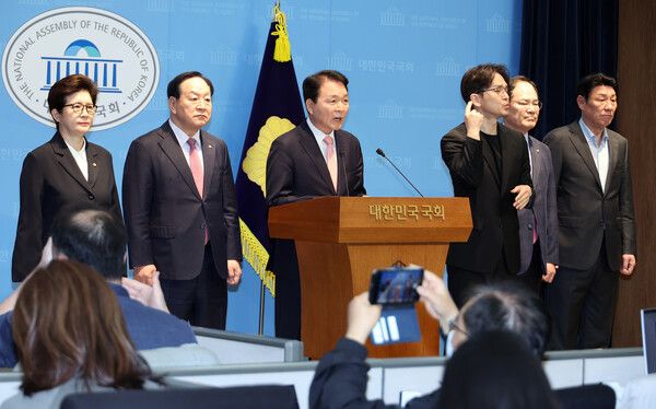 국회 국방위원회&nbsp;성일종&nbsp;위원장이 22일 국회 소통관에서 국민의힘 국방위원들과 함께 정동영 통일부 장관의 이른바 '북한 구성 소재 핵시설' 언급과 관련, 기자회견을 열고 있다. [사진=연합뉴스]