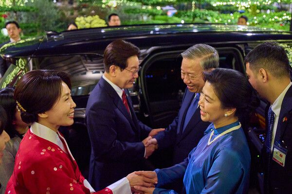 베트남을 국빈 방문한 이재명 대통령과 김혜경 여사가 22일(현지시간) 하노이 영빈관에서 국빈 환영만찬을 마친 후 또 럼 베트남 공산당 서기장 겸 국가주석, 응오 프엉 리 여사와 인사하고 있다. [사진=연합뉴스]