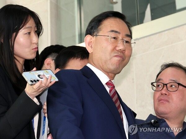 국민의힘 대구시장 공천을 신청했다 '컷오프'(공천배제)된 6선 주호영 의원이 23일 국회 소통관에서 기자회견을 열고 6·3 지방선거 대구시장 불출마를 선언한 뒤 퇴장하며 기자들의 질문을 받고 있다.[사진=연합뉴스]