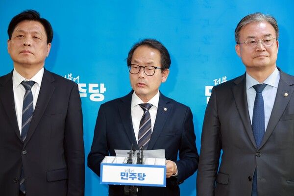 더불어민주당&nbsp;강준현 수석대변인(가운데)이 23일 국회에서 전략공천관리위원회 회의 결과를 발표하고 있다.&nbsp;강 대변인은 6·3 지방선거와 함께 치르는 국회의원 보궐선거에서 인천 계양을에 김남준 전 청와대 대변인, 연수갑에 송영길 전&nbsp;민주당&nbsp;대표를 전략공천 한다고 밝혔다. [사진=연합뉴스]